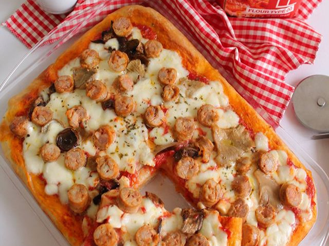 Deep pizza with spicy ham and mushrooms