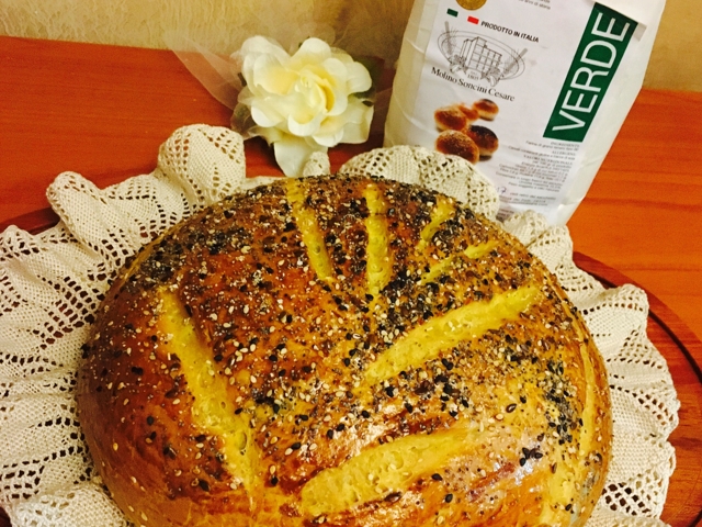 Sesame and curry flavoured loaf