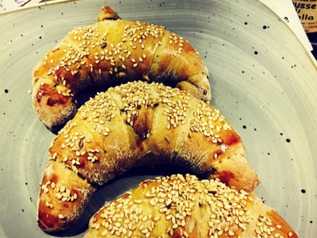 multi-grain Robiola cheese and onion mousse croissants 