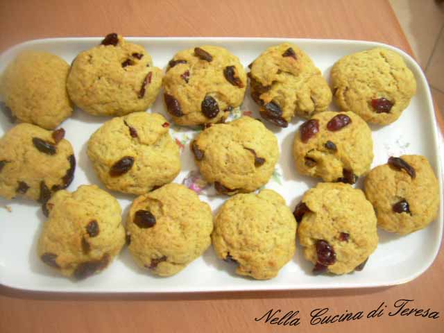 Blueberry and goji berry biscuits