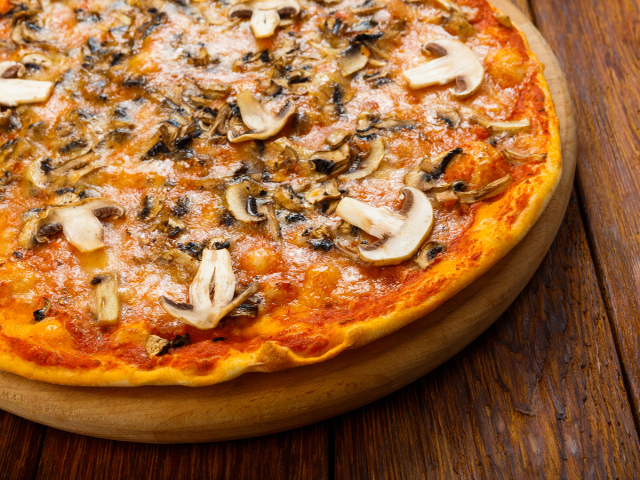Mozzarella and mushroom pizza