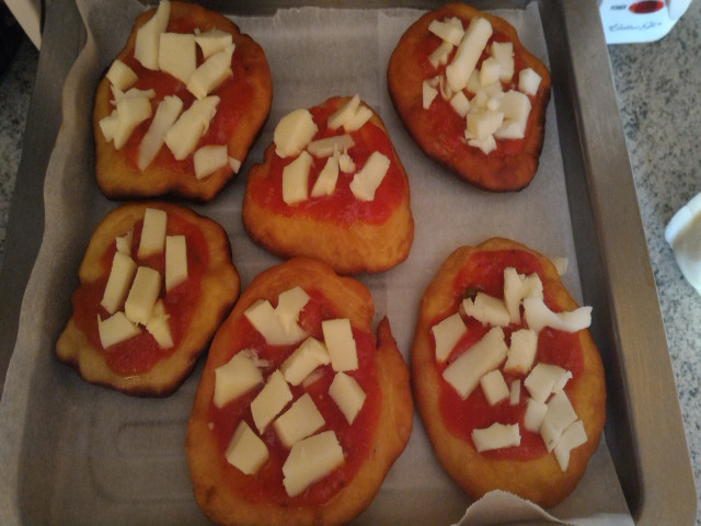 Fried mini-pizzas
